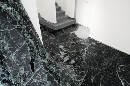 Press kit | 985-05 - Press release | Dark matter - Baptiste Debombourg - Event + Exhibition - Contextual installation in black glass, 11x8x5m / sculpture in glass float, UV glue,&nbsp; 35x18x35cm - Photo credit: Courtesy Galerie Patricia Dorfmann - Paris (FR) / Krupic Kersting - KUK - Cologne (DE) 2015<br>