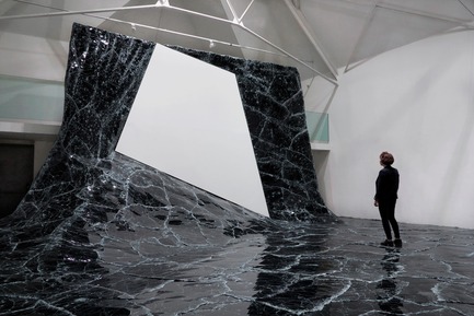 Press kit | 985-05 - Press release | Dark matter - Baptiste Debombourg - Event + Exhibition - Contextual installation in black glass, 11x8x5m / sculpture in glass float, UV glue,&nbsp; 35x18x35cm - Photo credit: Courtesy Galerie Patricia Dorfmann - Paris (FR) / Krupic Kersting - KUK - Cologne (DE) 2015<br>