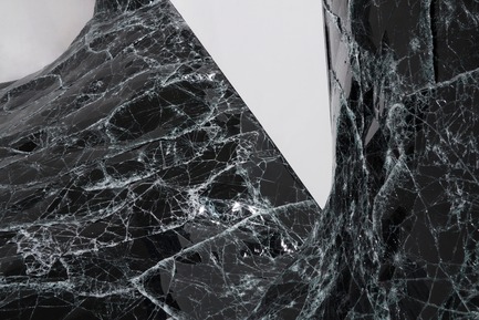 Press kit | 985-05 - Press release | Dark matter - Baptiste Debombourg - Event + Exhibition - Contextual installation in black glass, 11x8x5m / sculpture in glass float, UV glue,&nbsp; 35x18x35cm - Photo credit: Courtesy Galerie Patricia Dorfmann - Paris (FR) / Krupic Kersting - KUK - Cologne (DE) 2015<br>