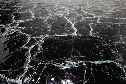 Press kit | 985-05 - Press release | Dark matter - Baptiste Debombourg - Event + Exhibition - Contextual installation in black glass, 11x8x5m / sculpture in glass float, UV glue,&nbsp; 35x18x35cm - Photo credit: Courtesy Galerie Patricia Dorfmann - Paris (FR) / Krupic Kersting - KUK - Cologne (DE) 2015<br>