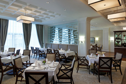 Dossier de presse | 1855-01 - Communiqué de presse | Newcombe Design Group’s approach to retirement living honoured with ARIDO Award - Newcombe Design Associates - Design d’intérieur commercial - Banquettes with a frosted glass screen divide Christopher's, the fine dining restaurant, into intimate rooms. The wine display shields the dining room from the entrance and provides a backdrop for the maitre’d stand - Crédit photo : David Whittaker
