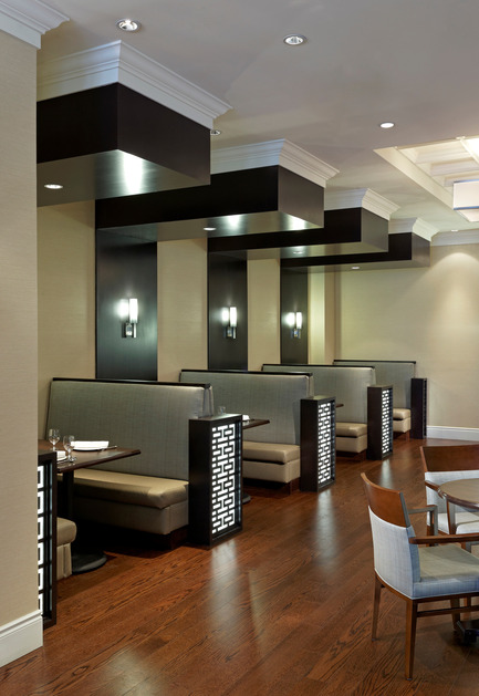 Dossier de presse | 1855-01 - Communiqué de presse | Newcombe Design Group’s approach to retirement living honoured with ARIDO Award - Newcombe Design Associates - Design d’intérieur commercial - Among the wide range of seating options we developed in the various dining areas, the most unusual, the banquettes,seen here in the lobby bar, are also the most popular with the residents. The seating is firm, upright, not too deep and easy to enter and exit with the help of the end panel for additional support. Tables are moveable. - Crédit photo : David Whittaker