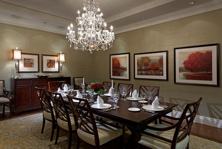 Dossier de presse | 1855-01 - Communiqué de presse | Newcombe Design Group’s approach to retirement living honoured with ARIDO Award - Newcombe Design Associates - Design d’intérieur commercial - The private dining room is steadily booked for gatherings of family and friends. Colorful artwork throughout the building adds energy and visual interest. - Crédit photo : David Whittaker