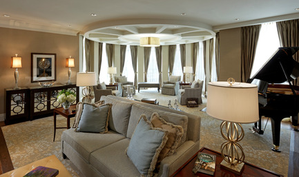 Dossier de presse | 1855-01 - Communiqué de presse | Newcombe Design Group’s approach to retirement living honoured with ARIDO Award - Newcombe Design Associates - Design d’intérieur commercial - Eclectic, elegant and warm, the library has become the residents’ much-used living room. Ottomans and swivel chairs allow residents to relax with a good book and put their feet up. Radial ceiling detail adds visual interest and definition to the seating area. - Crédit photo : David Whittaker