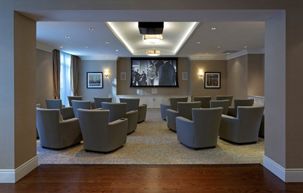 Dossier de presse | 1855-01 - Communiqué de presse | Newcombe Design Group’s approach to retirement living honoured with ARIDO Award - Newcombe Design Associates - Design d’intérieur commercial - The Media Room's firm, upright lounge seating with drink holders makes for easy, comfortable film watching. Durable upholstery fabrics are used throughout the common areas for durability and ease of maintenance. - Crédit photo : David Whittaker