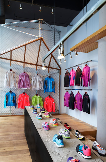 Press kit | 1048-07 - Press release | +tongtong designs a high-end running store in downtown Toronto inspired by its urban context - +tongtong - Commercial Interior Design - Photo credit: Colin Faulkner Photography