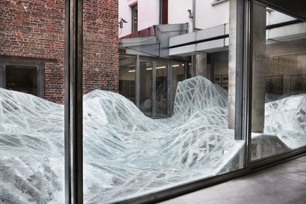 Press kit | 985-06 - Press release | Acceleration Field - Baptiste Debombourg - Event + Exhibition -  Contextual installation in laminated glass ( 4 tons), 11x7x1,8m / Krupic Kersting - KUK - Cologne (DE) 2015<br>A proposal of the "Amis de la maison rouge", Le Patio, Fondation Antoine de Galbert, Maison Rouge, Paris  - Photo credit: Courtesy Galerie Patricia Dorfmann - Paris (FR)