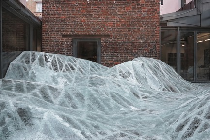 Press kit | 985-06 - Press release | Acceleration Field - Baptiste Debombourg - Event + Exhibition -  Contextual installation in laminated glass ( 4 tons), 11x7x1,8m / Krupic Kersting - KUK - Cologne (DE) 2015<br>A proposal of the "Amis de la maison rouge", Le Patio, Fondation Antoine de Galbert, Maison Rouge, Paris  - Photo credit: Courtesy Galerie Patricia Dorfmann - Paris (FR)