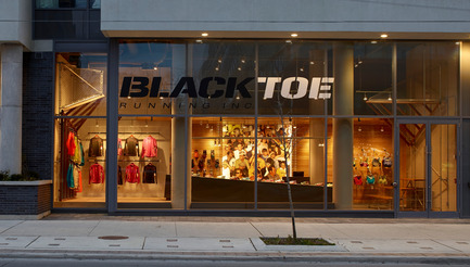 Press kit | 1048-07 - Press release | +tongtong designs a high-end running store in downtown Toronto inspired by its urban context - +tongtong - Commercial Interior Design - Photo credit: Colin Faulkner Photography
