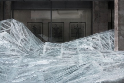 Press kit | 985-06 - Press release | Acceleration Field - Baptiste Debombourg - Event + Exhibition -  Contextual installation in laminated glass ( 4 tons), 11x7x1,8m / Krupic Kersting - KUK - Cologne (DE) 2015<br>A proposal of the "Amis de la maison rouge", Le Patio, Fondation Antoine de Galbert, Maison Rouge, Paris  - Photo credit: Courtesy Galerie Patricia Dorfmann - Paris (FR)