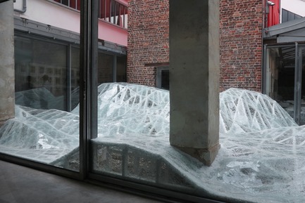 Press kit | 985-06 - Press release | Acceleration Field - Baptiste Debombourg - Event + Exhibition -  Contextual installation in laminated glass ( 4 tons), 11x7x1,8m / Krupic Kersting - KUK - Cologne (DE) 2015<br>A proposal of the "Amis de la maison rouge", Le Patio, Fondation Antoine de Galbert, Maison Rouge, Paris  - Photo credit: Courtesy Galerie Patricia Dorfmann - Paris (FR)