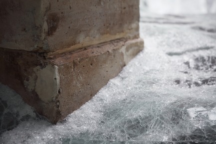 Press kit | 985-06 - Press release | Acceleration Field - Baptiste Debombourg - Event + Exhibition -  Contextual installation in laminated glass ( 4 tons), 11x7x1,8m / Krupic Kersting - KUK - Cologne (DE) 2015<br>A proposal of the "Amis de la maison rouge", Le Patio, Fondation Antoine de Galbert, Maison Rouge, Paris  - Photo credit: Courtesy Galerie Patricia Dorfmann - Paris (FR)
