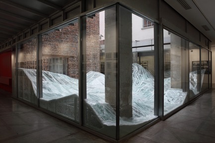 Press kit | 985-06 - Press release | Acceleration Field - Baptiste Debombourg - Event + Exhibition -  Contextual installation in laminated glass ( 4 tons), 11x7x1,8m / Krupic Kersting - KUK - Cologne (DE) 2015<br>A proposal of the "Amis de la maison rouge", Le Patio, Fondation Antoine de Galbert, Maison Rouge, Paris  - Photo credit: Courtesy Galerie Patricia Dorfmann - Paris (FR)