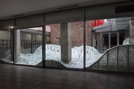 Press kit | 985-06 - Press release | Acceleration Field - Baptiste Debombourg - Event + Exhibition -  Contextual installation in laminated glass ( 4 tons), 11x7x1,8m / Krupic Kersting - KUK - Cologne (DE) 2015<br>A proposal of the "Amis de la maison rouge", Le Patio, Fondation Antoine de Galbert, Maison Rouge, Paris  - Photo credit: Courtesy Galerie Patricia Dorfmann - Paris (FR)