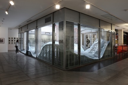 Press kit | 985-06 - Press release | Acceleration Field - Baptiste Debombourg - Event + Exhibition -  Contextual installation in laminated glass ( 4 tons), 11x7x1,8m / Krupic Kersting - KUK - Cologne (DE) 2015<br>A proposal of the "Amis de la maison rouge", Le Patio, Fondation Antoine de Galbert, Maison Rouge, Paris  - Photo credit: Courtesy Galerie Patricia Dorfmann - Paris (FR)