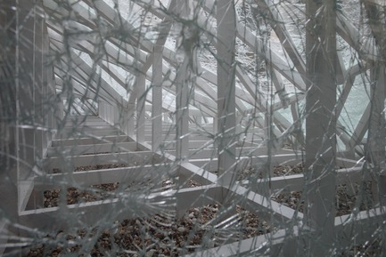 Press kit | 985-06 - Press release | Acceleration Field - Baptiste Debombourg - Event + Exhibition -  Contextual installation in laminated glass ( 4 tons), 11x7x1,8m / Krupic Kersting - KUK - Cologne (DE) 2015<br>A proposal of the "Amis de la maison rouge", Le Patio, Fondation Antoine de Galbert, Maison Rouge, Paris  - Photo credit: Courtesy Galerie Patricia Dorfmann - Paris (FR)