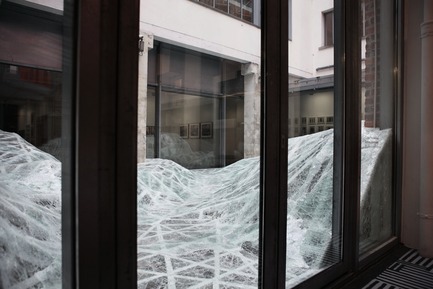 Press kit | 985-06 - Press release | Acceleration Field - Baptiste Debombourg - Event + Exhibition -  Contextual installation in laminated glass ( 4 tons), 11x7x1,8m / Krupic Kersting - KUK - Cologne (DE) 2015<br>A proposal of the "Amis de la maison rouge", Le Patio, Fondation Antoine de Galbert, Maison Rouge, Paris  - Photo credit: Courtesy Galerie Patricia Dorfmann - Paris (FR)