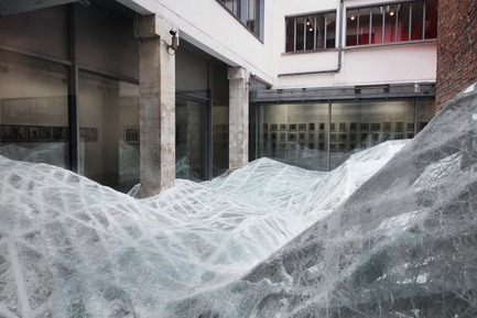 Press kit | 985-06 - Press release | Acceleration Field - Baptiste Debombourg - Event + Exhibition -  Contextual installation in laminated glass ( 4 tons), 11x7x1,8m / Krupic Kersting - KUK - Cologne (DE) 2015<br>A proposal of the "Amis de la maison rouge", Le Patio, Fondation Antoine de Galbert, Maison Rouge, Paris  - Photo credit: Courtesy Galerie Patricia Dorfmann - Paris (FR)