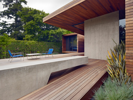 Dossier de presse | 1891-01 - Communiqué de presse | Bal House - Terry & Terry Architecture - Architecture résidentielle - detail of concrete bench at deck - Crédit photo : Bruce Damonte
