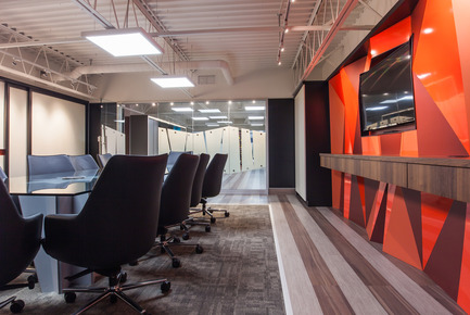 Dossier de presse | 1856-01 - Communiqué de presse | J.Cho Design wins ARIDO Award for Abet Laminati office - J.Cho Design - Design d’intérieur commercial - Conference Room - Crédit photo : Az Works Productions