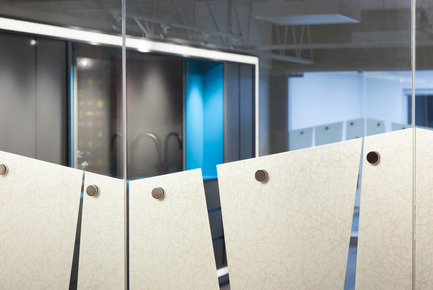 Dossier de presse | 1856-01 - Communiqué de presse | J.Cho Design wins ARIDO Award for Abet Laminati office - J.Cho Design - Design d’intérieur commercial - Angular Abet laminate bolted to glass partitions - Crédit photo : Az Works Productions