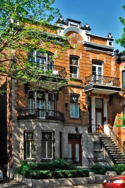 Dossier de presse | 1147-03 - Communiqué de presse | 25 ans de l'Opération patrimoine architectural de Montréal - Cabinet du maire et du comité exécutif - Évènement + Exposition -   4136-4140 rue St-Hubert, catégorie résidentielle<br>Construit en 1910, quintuplex à trois étages avec fenêtres à double châssis, vitraux et entablement d'origine.<br>Prix émérite du patrimoine 2007, arrondissement du Plateau-Mont-Royal<br><br>   - Crédit photo : Ville de Montréal 