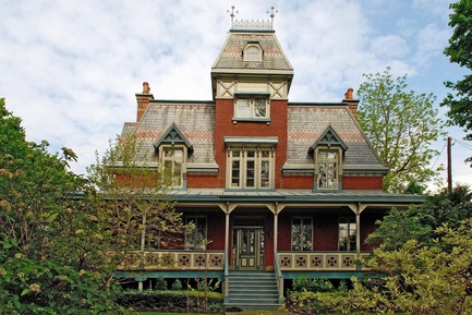 Dossier de presse | 1147-03 - Communiqué de presse | 25 ans de l'Opération patrimoine architectural de Montréal - Cabinet du maire et du comité exécutif - Évènement + Exposition - 515, chemin de la Côte Saint-Antoine, catégorie résidentielle<br>Résidence exceptionnelle construite par Justine Solomé Hurtubise en<br>1847 dont la tour centrale a été ajoutée vers 1880. &nbsp;Plusieurs éléments remarquables incluant boiseries extérieures très élaborées ainsi que le motif polychrome du toit en ardoise.&nbsp;<br>Prix émérite du patrimoine 2005, arrondissement de Westmount<br><br> - Crédit photo : VIlle de Montréal