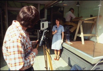 Dossier de presse | 756-11 - Communiqué de presse | "L'architecte, autrement" - Centre Canadien d’Architecture (CCA) - Évènement + Exposition - Un architecte de l’agence Moore Grover Harper au travail, exposé à<br>la vue près de la fenêtre du bureau en devanture de Riverdesign Dayton.<br>1976. Design-A-Thon. Centerbrook Architects and Planners Records.<br>Manuscripts and Archives, Yale University Library.<br><br> - Crédit photo : © Centerbrook Architects and Planners<br>