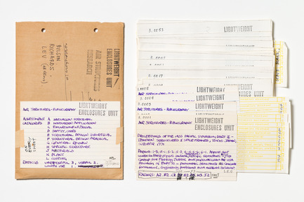 Dossier de presse | 756-11 - Communiqué de presse | "L'architecte, autrement" - Centre Canadien d’Architecture (CCA) - Évènement + Exposition - Fiches codées pour l’assemblage du document Air Structures<br>Bibliography et l’évaluation de chaque publication en fonction de son<br>utilité pour le projet. v. 1972. Lightweight Enclosures Unit. Cedric Price<br>fonds. CCA. <br> - Crédit photo : © CCA