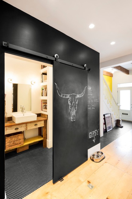 Dossier de presse | 1608-02 - Communiqué de presse | La Renaissance de Grand Trunk - Mark+Vivi - Architecture résidentielle - Salle de bain -&nbsp;Rez-de-chaussée - Crédit photo : Adrien Williams