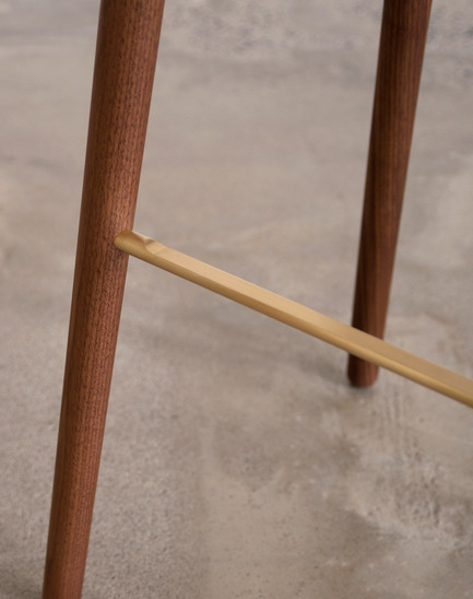 Dossier de presse | 1077-03 - Communiqué de presse | Le tabouret C401Une forte présence formelle - Kastella - Design industriel -  Repose-pied en laiton du C401<br>  - Crédit photo : Kastella