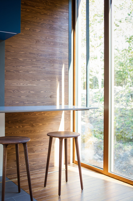 Dossier de presse | 1077-03 - Communiqué de presse | Le tabouret C401Une forte présence formelle - Kastella - Design industriel -  C401 hauteur comptoir en noyer atmosphère<br>  - Crédit photo : Adrien Williams<br>