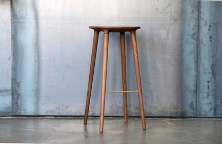 Dossier de presse | 1077-03 - Communiqué de presse | Le tabouret C401Une forte présence formelle - Kastella - Design industriel - C401 hauteur bar en noyer vue à angle<br> - Crédit photo : Kastella