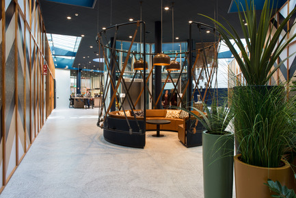 Press kit | 1177-02 - Press release | Tribes inspiring workplaces - Ceramiche Refin - Commercial Interior Design - Tribes: the round tables for meetings. - Photo credit: Rika Looij&nbsp;