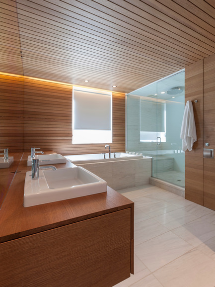 Press kit | 1900-01 - Press release | Bucktown Residence - Min|Day - Residential Architecture - Master bathroom - Photo credit: Paul Crosby