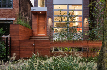 Press kit | 1900-01 - Press release | Bucktown Residence - Min|Day - Residential Architecture - Entry from street - Photo credit: Paul Crosby