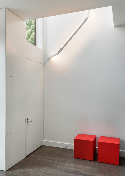Press kit | 1900-01 - Press release | Bucktown Residence - Min|Day - Residential Architecture - Front entry space - Photo credit: Paul Crosby