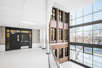 Dossier de presse | 752-03 - Communiqué de presse | Une jeune funambule de bronze... accueille les écoliers de Parc-Extension - NFOE et associés architectes - Architecture institutionnelle - L'atrium, ouvert sur trois étages et totalement vitré - Crédit photo : Charles Lanteigne