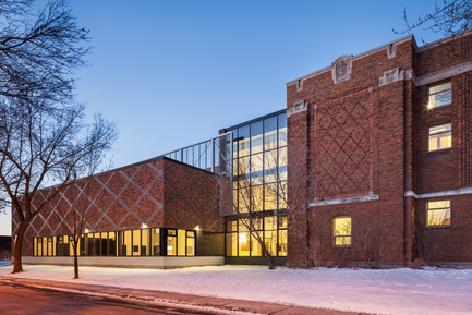 Dossier de presse | 752-03 - Communiqué de presse | Une jeune funambule de bronze... accueille les écoliers de Parc-Extension - NFOE et associés architectes - Architecture institutionnelle - Façade ouest - Crédit photo : Charles Lanteigne