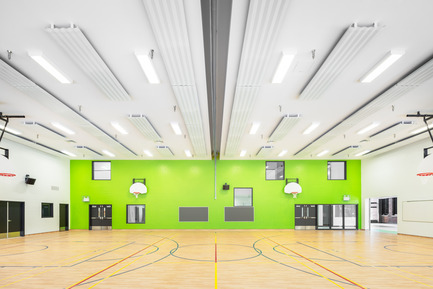 Dossier de presse | 752-03 - Communiqué de presse | Une jeune funambule de bronze... accueille les écoliers de Parc-Extension - NFOE et associés architectes - Architecture institutionnelle - Gymnase - Crédit photo : Charles Lanteigne