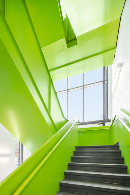 Dossier de presse | 752-03 - Communiqué de presse | Une jeune funambule de bronze... accueille les écoliers de Parc-Extension - NFOE et associés architectes - Architecture institutionnelle - Escalier de secours - Crédit photo : Charles Lanteigne