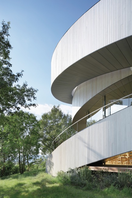 Dossier de presse | 1028-06 - Communiqué de presse | LEAF Awards 2015: winners announced - LEAF International - Concours -  Overall Winner<br>Hiroshi Nakamura &amp; NAP Co. Ltd<br>Project: Ribbon Chapel<br>  - Crédit photo :   Arena International  