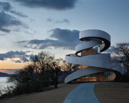 Dossier de presse | 1028-06 - Communiqué de presse | LEAF Awards 2015: winners announced - LEAF International - Concours -  Overall Winner<br>Hiroshi Nakamura &amp; NAP Co. Ltd<br>Project: Ribbon Chapel<br>  - Crédit photo :   Arena International  