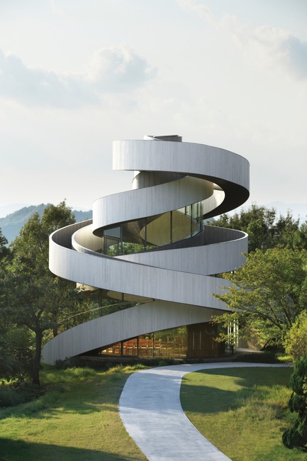 Dossier de presse | 1028-06 - Communiqué de presse | LEAF Awards 2015: winners announced - LEAF International - Concours -  Overall Winner<br>Hiroshi Nakamura &amp; NAP Co. Ltd<br>Project: Ribbon Chapel<br>  - Crédit photo :   Arena International  