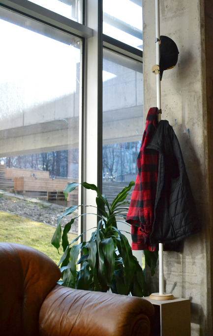 Dossier de presse | 884-05 - Communiqué de presse | Projet HEC édition 2015 - Faculté d'aménagement de l'Université de Montréal - Design industriel -  VIO&nbsp;<br><br> Support à vêtements modulaire et mobile qui s'installe par serrement du plancher au plafond.<br><br>Harisson Turnblom<br>Samuel Boulay<br>Josue Molina<br>  - Crédit photo : Frédéric Dowling