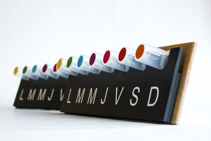 Dossier de presse | 884-05 - Communiqué de presse | Projet HEC édition 2015 - Faculté d'aménagement de l'Université de Montréal - Design industriel - HAPPY CALENDAR<br><br> Objet décoratif du quotidien qui permet à son usager de laisser des surprises, des messages ou même des rappels sur une base hebdomadaire.<br><br>Annie-Claude Gill<br> Isabelle Bourbeau<br> Kassandra Frechette-Hudon<br> - Crédit photo : Laurent Trudel