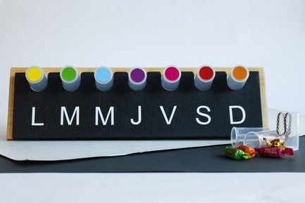 Dossier de presse | 884-05 - Communiqué de presse | Projet HEC édition 2015 - Faculté d'aménagement de l'Université de Montréal - Design industriel - HAPPY CALENDAR<br>&nbsp; <br> Objet décoratif du quotidien qui permet à son usager de laisser des surprises, des messages ou même des rappels sur une base hebdomadaire.<br><br>Annie-Claude Gill<br>Isabelle Bourbeau<br>Kassandra Frechette-Hudon<br> - Crédit photo : Laurent Trudel