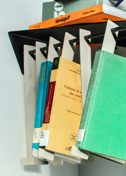Dossier de presse | 884-05 - Communiqué de presse | Projet HEC édition 2015 - Faculté d'aménagement de l'Université de Montréal - Design industriel - HANGR<br><br> Tablette en coin alliant acier et bois qui permet de suspendre vos livres préférés grâce à des signets amovibles faisant office de marques-pages.<br><br>Lorraine De L'Isle<br> Salma Boumoussa<br> Justine Chartrand<br> - Crédit photo : Laurent Trudel