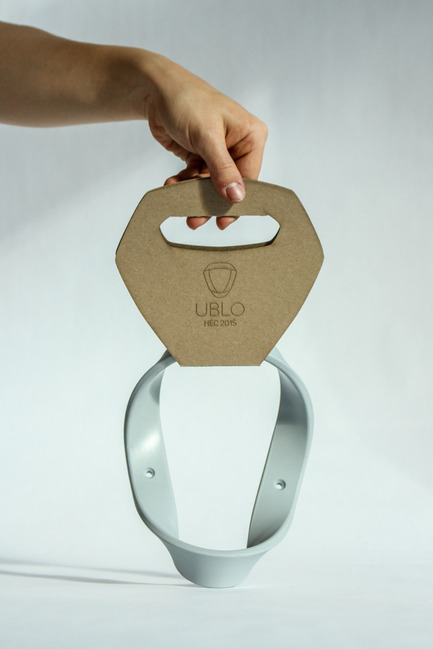 Dossier de presse | 884-05 - Communiqué de presse | Projet HEC édition 2015 - Faculté d'aménagement de l'Université de Montréal - Design industriel -  UBLO <br><br> Crochet à vêtement UBLO dont la forme arrondie rappelle la courbe naturelle du col et permet ainsi d’éviter la déformation des vêtements.<br><br>Florence Girard-Laperrière<br> Laurence Gauthier<br> Mariko Samejima<br>  - Crédit photo : Laurent Trudel&nbsp;
