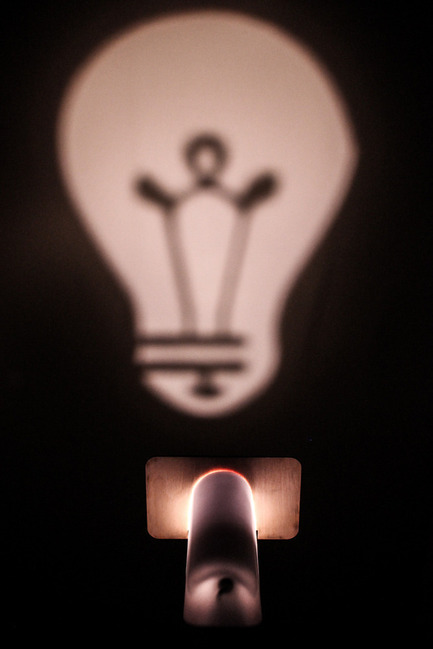 Dossier de presse | 884-05 - Communiqué de presse | Projet HEC édition 2015 - Faculté d'aménagement de l'Université de Montréal - Design industriel -  FEUNN<br><br>Projecteur d'ombre et de lumière à pochoir interchangeable afin de créer une ambiance personnalisée.<br><br>Kevin&nbsp; Lavernay<br> Jasmine S. Berthiaume<br> Laurent Trudel<br>  - Crédit photo : Laurent Trudel